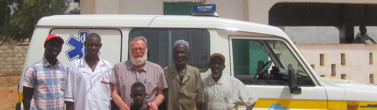 Stichting Wheels4Africa brengt ambulance vol verbandmaterialen naar Gambia