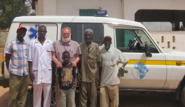 Stichting Wheels4Africa brengt ambulance vol verbandmaterialen naar Gambia