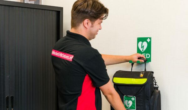 FNV: Verplicht AED voor bedrijven met 50 werknemers