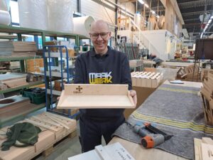 SW-bedrijf Empatec maakt houten wandhouders voor verbanddozen.