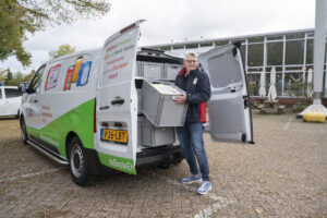 Controleur Bianca is bezig met het uitladen van de bedrijfsbus van deBesteEHBOdoos