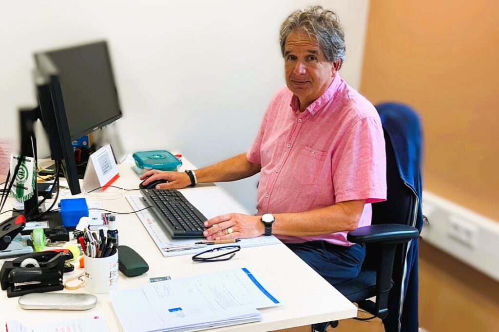 Bart Smidts, oprichter van deBesteEHBOdoos, aan het werk op het kantoor van sociaal werkbedrijf Wedeka.