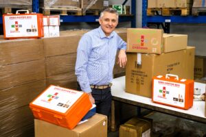 Salesmanager Arne Koolmeijer in het magazijn van deBesteEHBOdoos in Kolham.