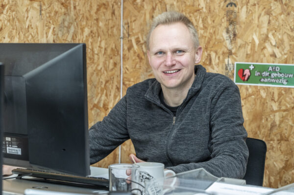 Martien Mulder op het kantoor van deBesteEHBOdoos in het logistiek centrum in Kolham.
