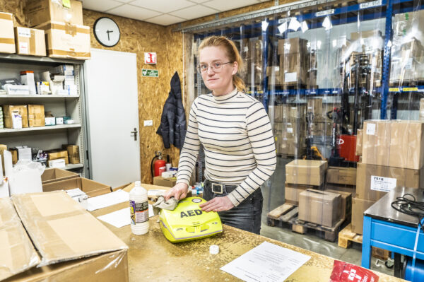 Kim Hoekzema aan het werk in het logistiek centrum van deBesteEHBOdoos in Kolham.